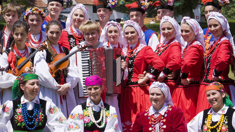 زبان، مذهب و پوشش مردم لهستان