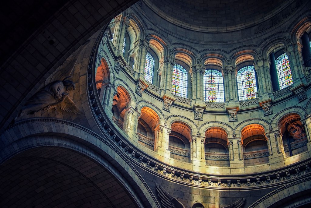 کلیسای سکره کور شهر پاریس به چه دلایلی احداث شد؟