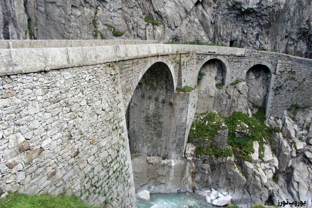 چشم انداز زیبای پل شیطان سوئیس