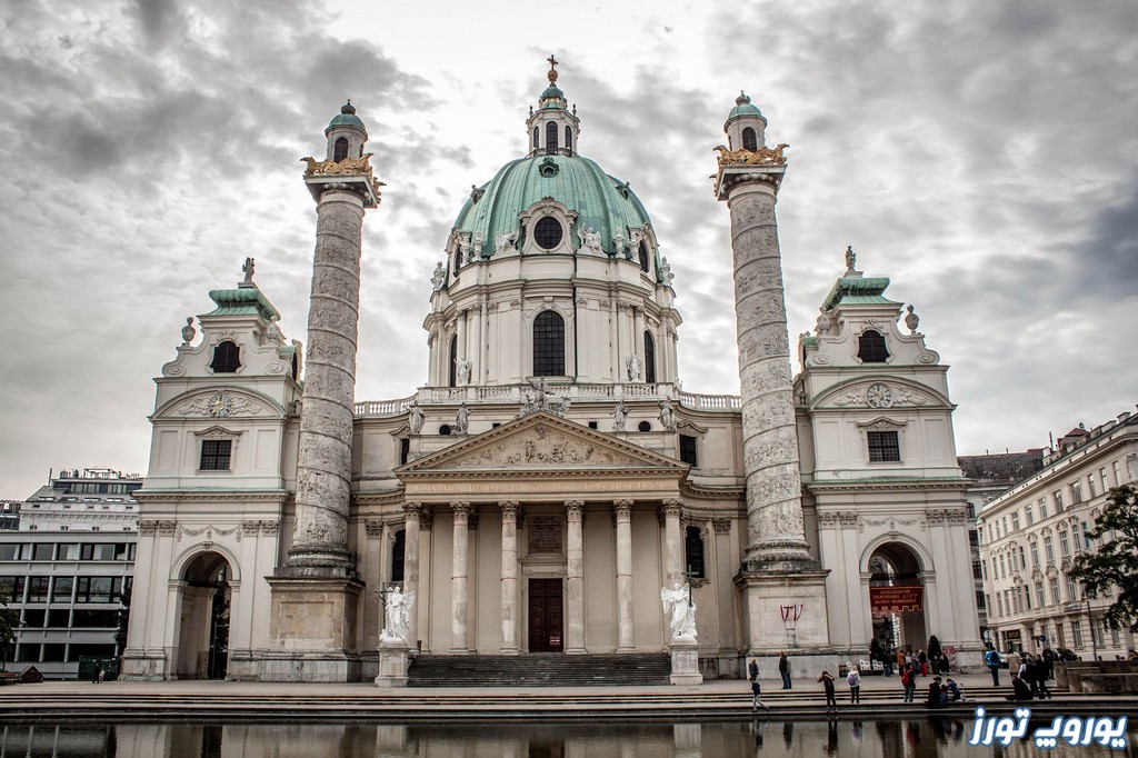 کلیسای کارل اسکیرچ نیآکنی برای توریست‌ های گردشگر | یوروپ تورز