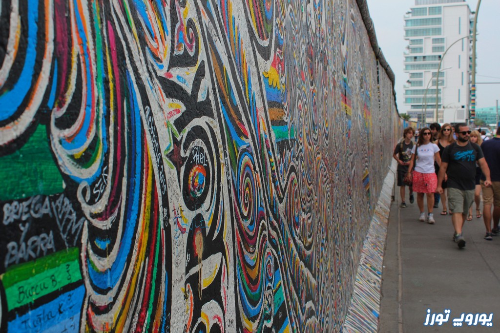 حضور راهنما برای بازدید از دیوار برلین | یوروپ تورز