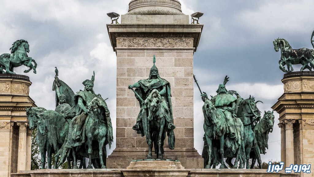 مجسمه‌ های تاریخی و یادبودی میدان قهرمانان | یوروپ تورز