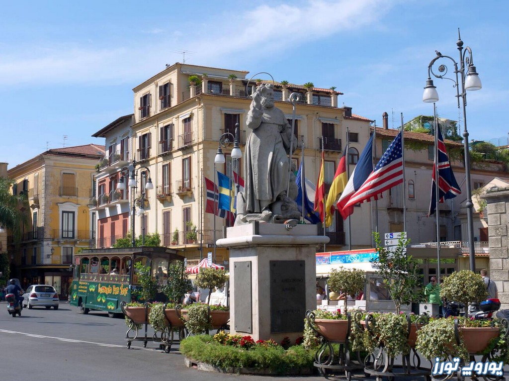 با پیاتزا تاسو ناپل میدان مرکزی سورنتو در ایتالیا بیشتر آشنا شویم | یوروپ تورز