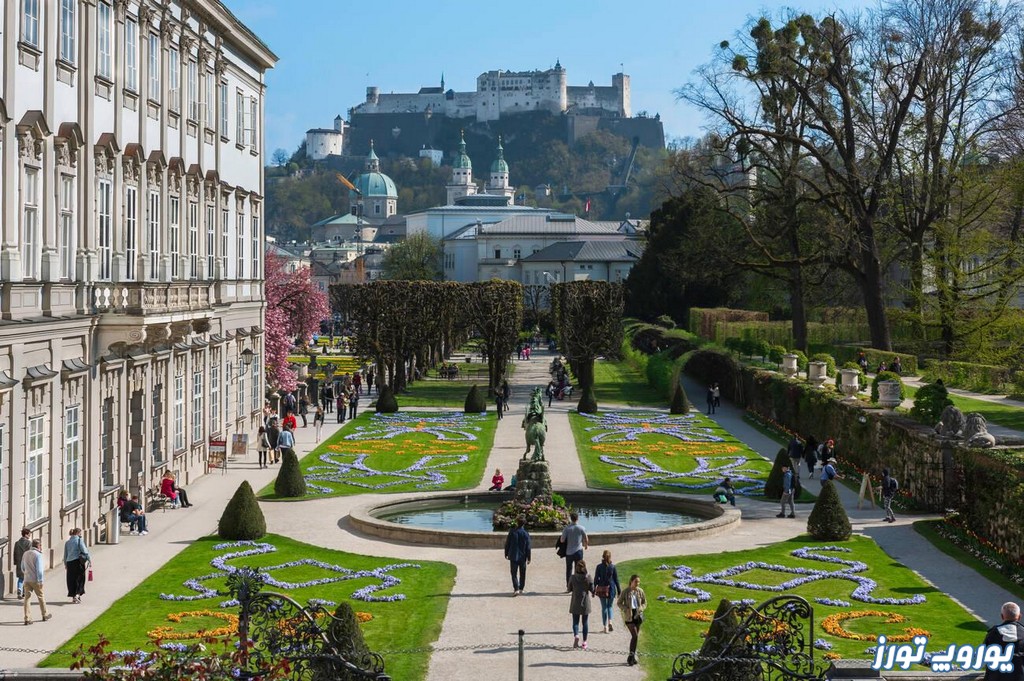 باغ‌های قلعه میرابل، یکی از جاذبه‌های گردشگری مهم در اتریش است. این باغ‌ها از طبیعت دل‌پذیر و زیبایی فوق‌العاده‌ای برخوردار است | یوروپ تورز