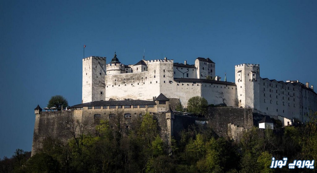 پس از رسیدن به قلعه نظامی هوهن سالزبورگ، بازدیدکنندگان با سفری جذاب در طول تاریخ مواجه می‌شوند - یوروپ تورز