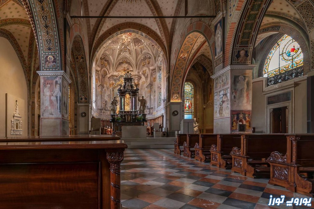 بنای کلیسای سن لورنزو به قرون وسطی بازمی‌گردد و طی سال‌های متمادی دستخوش تغییرات و بازسازی‌هایی شده‌است - یوروپ تورز