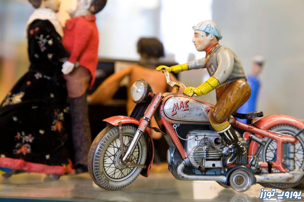 موزه عروسک زوریخ، به آموزش و ارتقاء دانش تاریخی و فرهنگی تعهد دارد و برنامه‌ها و کارگاه‌های مختلفی را برای کودکان و بزرگسالان علاقه‌مندان به هنر عروسک‌سازی ارائه می‌دهد - یوروپ تورز
