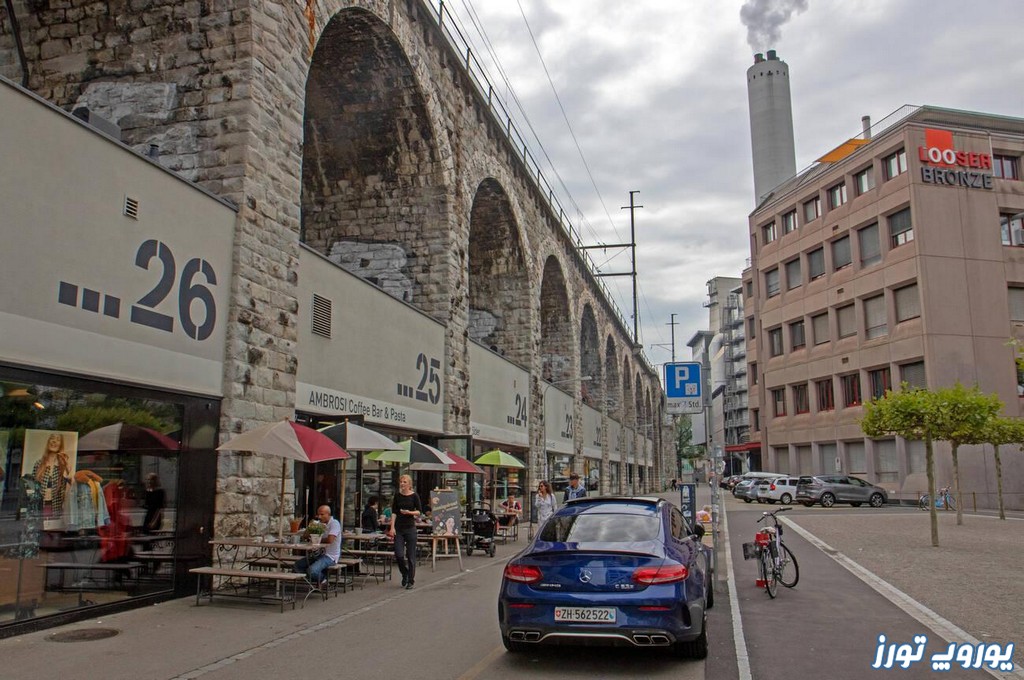 این مرکز خرید در واقع زیر یک سری پل‌های قدیمی قطار قرار گرفته که به زیبایی بازسازی و تبدیل به یک فضای تجاری و فرهنگی شده‌اند - یوروپ تورز