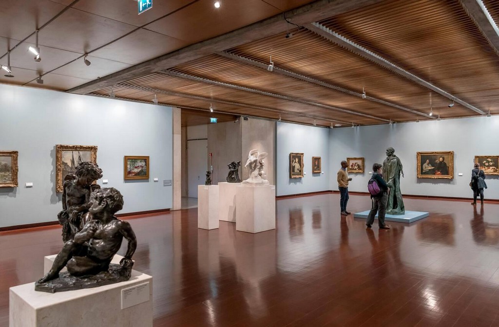 فضای داخلی موزه با استفاده از نور طبیعی و حفظ فضایی آرام و دعوت‌کننده، تجربه مشاهده آثار هنری را به یادماندنی می‌سازد.