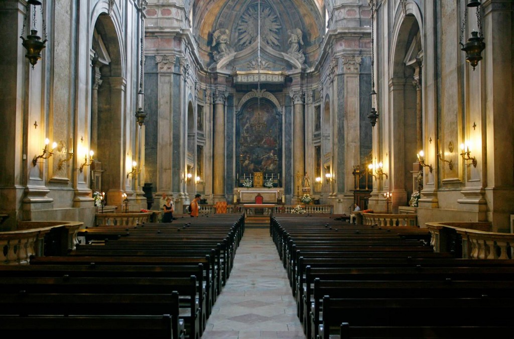 کلیسای استرلا باسیلیکا با طراحی معماری خیره‌کننده‌ای که دارد، یک اثر هنری محسوب می‌شود