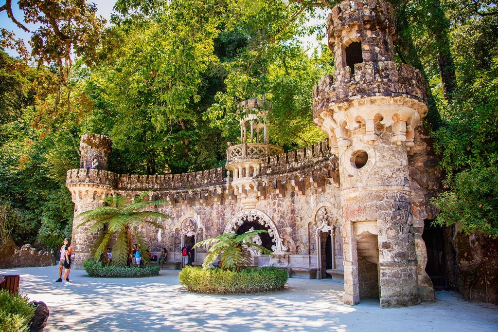 قصر کویینتا دا رگالیرا، این مکان سرشار از رمز و راز، نه تنها به یادمانی برای تاریخ و هنر سفر به پرتغال تبدیل شده‌ است بلکه چون نگینی درخشان، در دل سینترا که خود به خاطر جاذبه‌های تاریخی‌اش مشهور است، جای گرفته‌ است. 