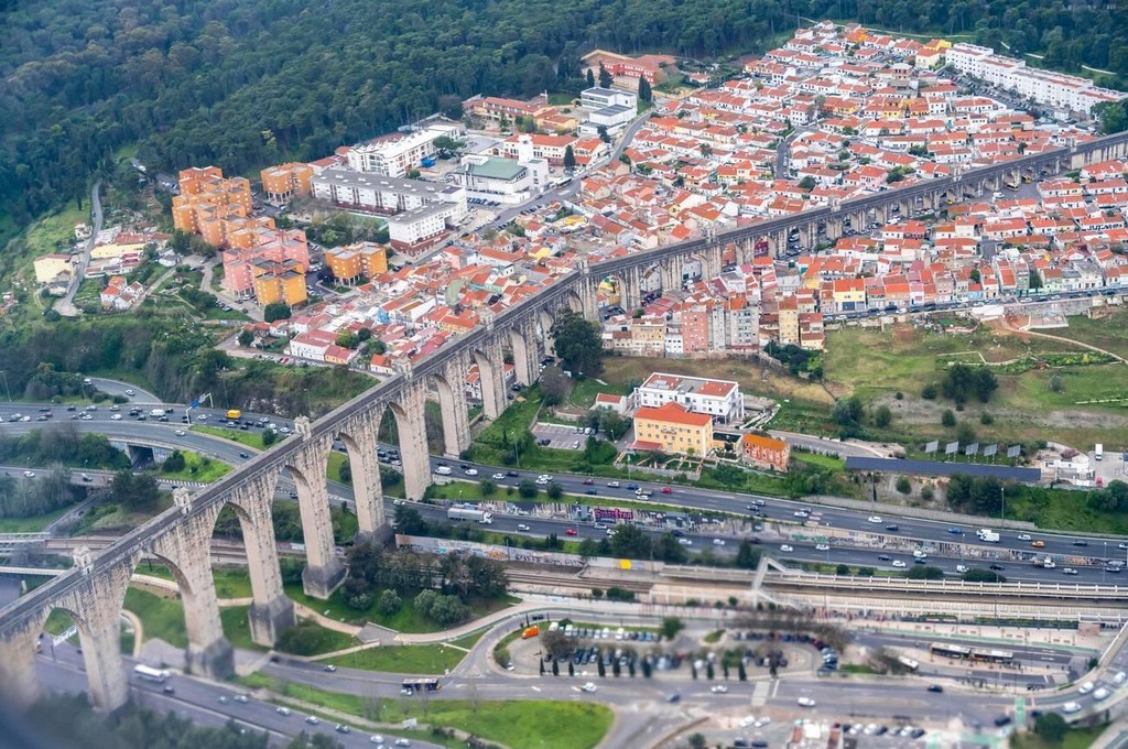 کانال آب آگواس ليورس پرتغال، با بیش از چند قرن سابقه، همچنان به‌عنوان شاهکاری در مهندسی آب و عمران به حیات خود ادامه می‌دهد. این کانال آبی نه‌تنها در تامین آب منطقه نقش حیاتی دارد بلکه به‌عنوان بخشی از تاریخ و فرهنگ پرتغال همچنان جلوه‌گری می‌کند.
