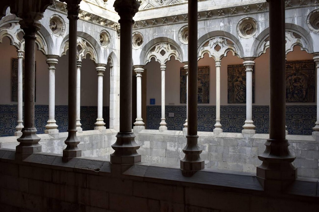 موزه ملی کاشی پرتغال، که در ابتدا به عنوان یک صومعه دیرین ساخته شده بود، امروزه به عنوان نگهبانی مؤثر از میراث هنری کاشی کاری پرتغال شناخته می‌شود. 