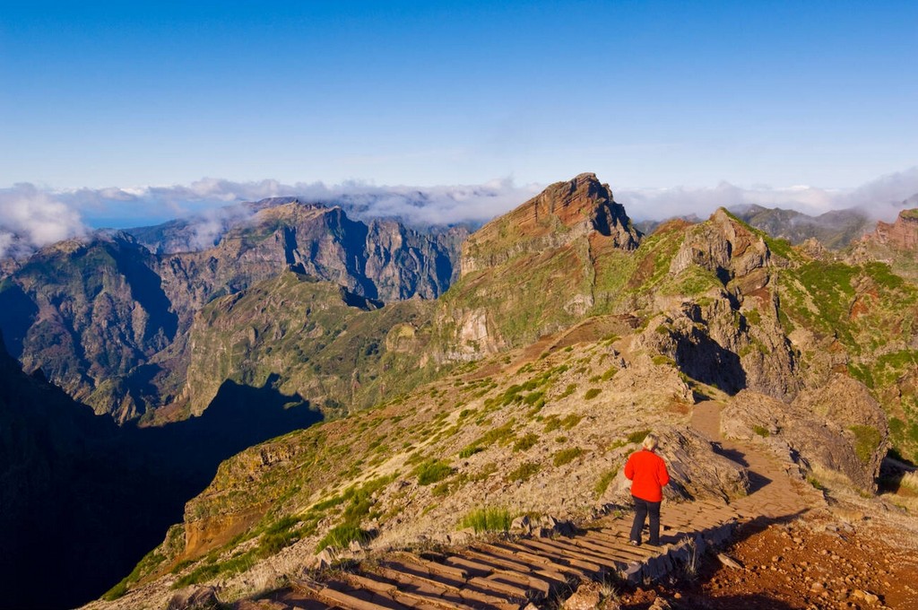 کوهنوردی در قله آریرو به دهه‌های گذشته بازمی‌گردد و این منطقه از زمان‌های دور به دلیل مسیرهای زیبا و چالش‌برانگیزش معروف بوده است. 