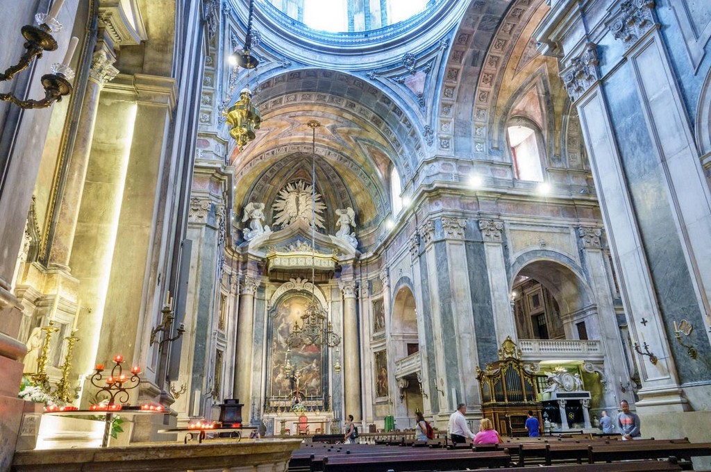 کلیسای استرلا باسیلیکا، معبدی است که با الهام از عشق و دعای یک ملکه بنا نهاده شده است. این کلیسا که به دستور ملکه ماریا I پرتغال در قرن هجدهم ساخته شده