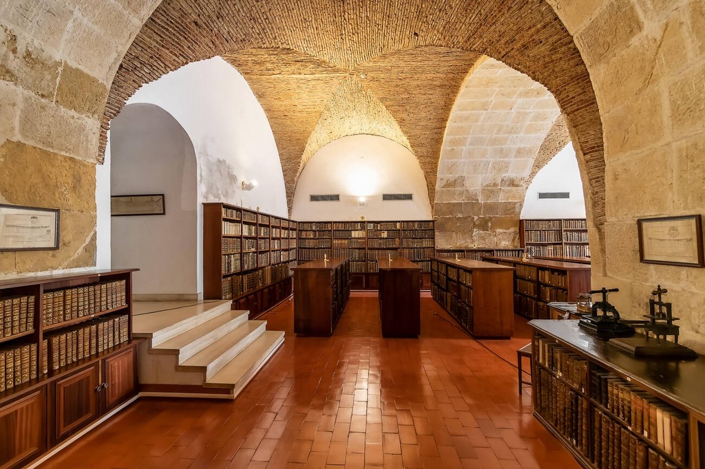 در این کتابخانه، اسناد و نسخه‌های خطی با ارزشی نگهداری می‌شود که تاریخ پرتغال و فراتر از آن را در بر می‌گیرد.