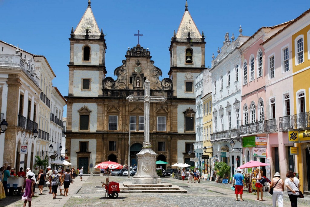کلیسای سائو فرانسیسکو São Francisco در قرن چهاردهم میلادی به دستور جمعیت فرانسیسکان‌ها ساخته شد. 