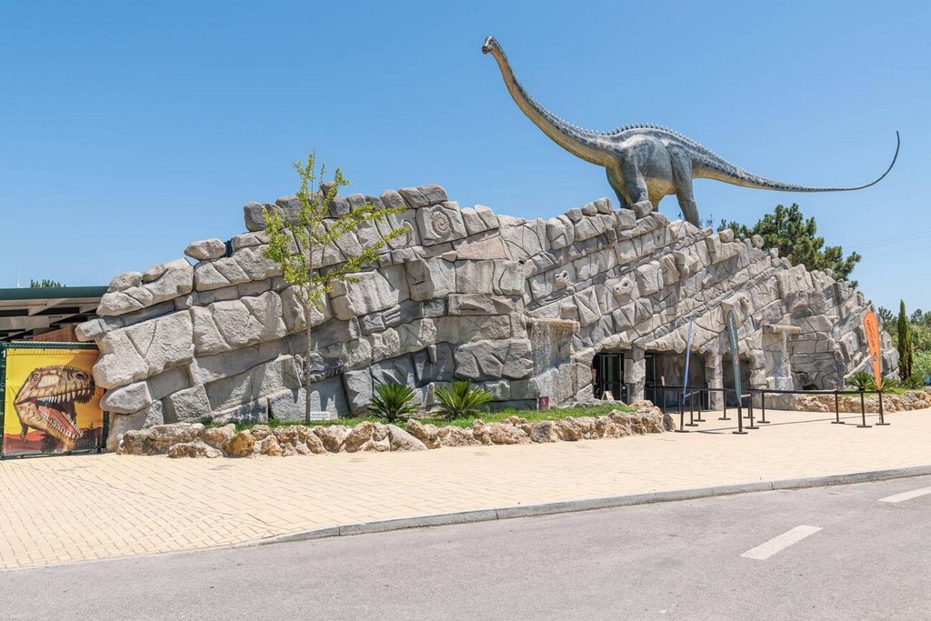 پارک دایناسور لورینیا به معرفی و نمایش موجودات عظیم‌الجثه‌ای می‌پردازد که میلیون‌ها سال قبل بر روی زمین پرسه می‌زدند.