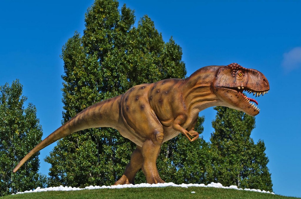 پارک دایناسور لورینیا که در فضایی وسیع و سرسبز بنا شده است، نمایشی زنده و سه‌بعدی از دایناسورها را به ارائه می‌گذارد