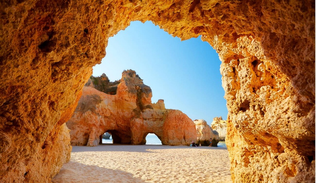ساحل فالسیا پرتغال، با جاذبه‌های بی‌شمار و مناظری که نفس را در سینه حبس می‌کنند، مقصدی فوق‌العاده برای تمامی دوست‌داران طبیعت و دریا است. 