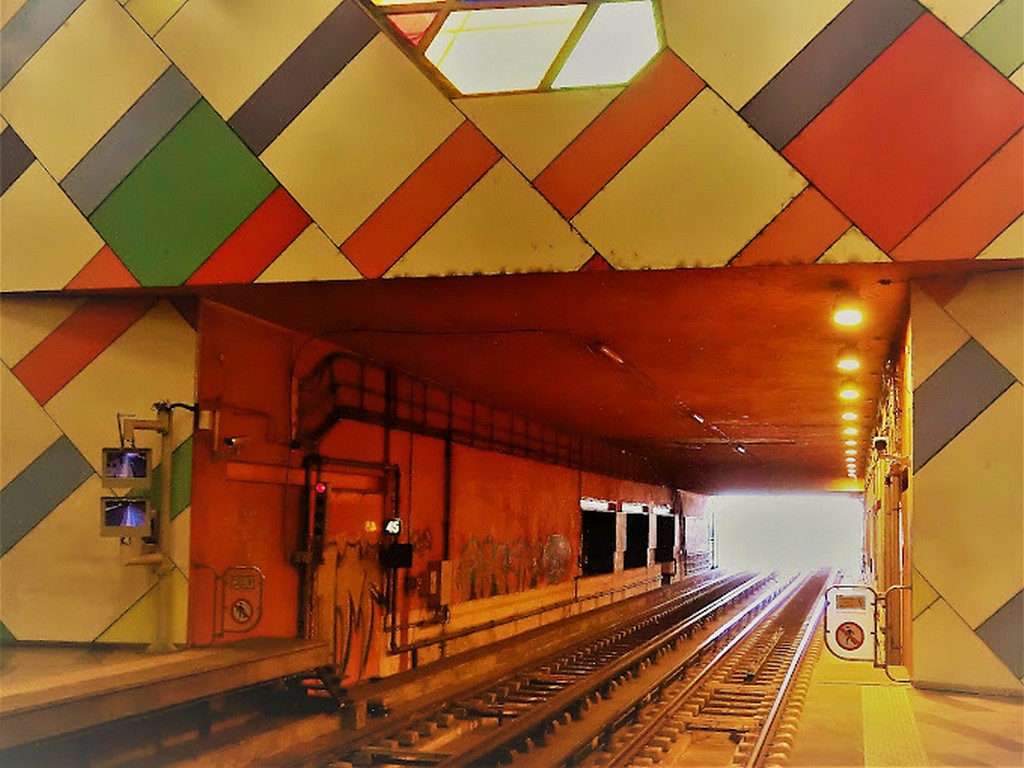  اگر شما هم به دنبال یک تجربه حمل و نقل عمومی راحت و بی‌دغدغه در هنگام گشت و گذار در لیسبون هستید یا قصد دارید با دیدن نمونه‌ای از هنر مدرن به استقبال زیبایی‌های معماری شهری بروید، ایستگاه متروی اولیاس می‌تواند مقصدی ایده‌آل باشد