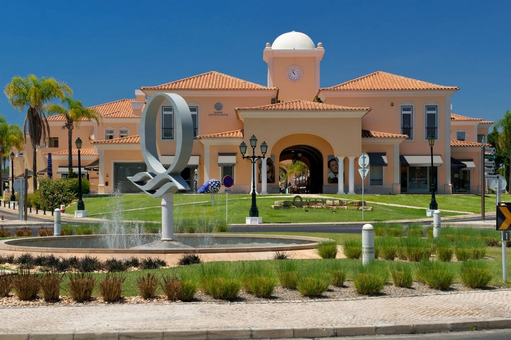 مرکز خرید کوئینتا Quinta Shopping در دل پرتغال و در منطقه پررونقی قرار دارد که دسترسی به آن برای هر گردشگری آسان است. 
