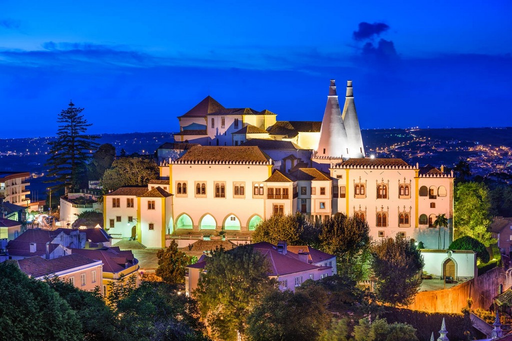 قصر ملی سینترا، با غنای تاریخی و فرهنگی‌اش، یکی از با ارزش‌ترین گنجینه‌های تاریخی پرتغال به شمار می‌رود.
