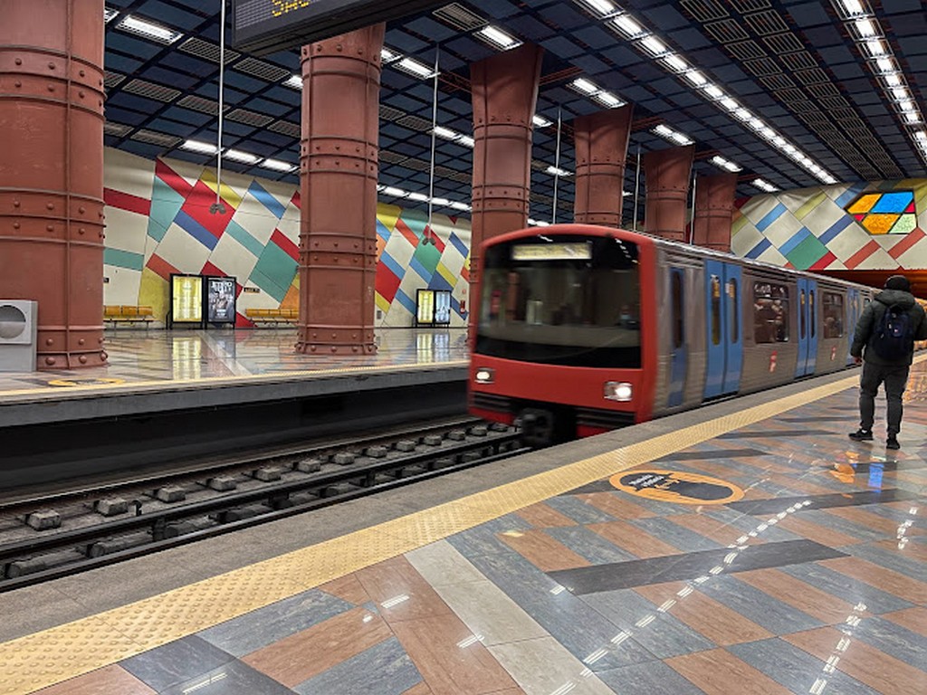 ایستگاه متروی اولیاس، که در سال 1998 برای عموم مردم افتتاح شد، از نظر معماری یکی از بی‌نظیرترین ایستگاه‌های مترو در لیسبون محسوب می‌شود