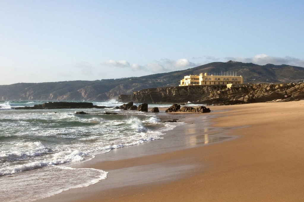 در دل آغوش مواج اقیانوس اطلس و در میان مناظر دیدنی و نفس‌گیر، ساحل گینشو به عنوان یکی از گوهرهای پنهان لیسبون، پایتخت تاریخی و زیبای پرتغال، خودنمایی می‌کند