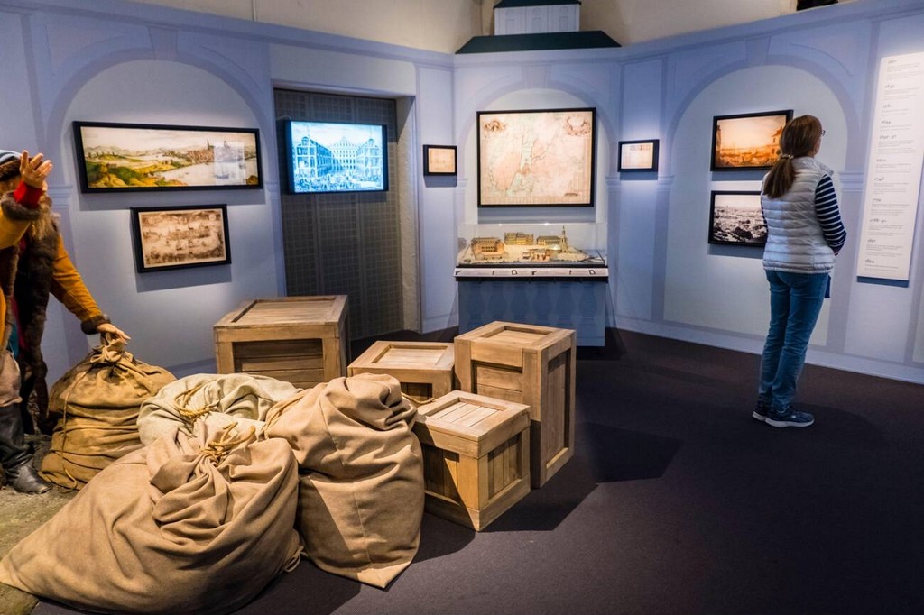 موزه-شهر استکهلم داستان‌های شهر را از طریق اشیاء، نقاشی‌ها و مجسمه‌های مختلف به نمایش می‌گذارد، و بازدیدکنندگان می‌توانند تاریخچه‌ای عمیق از فرهنگ و هنر استکهلم را درک کنند. 