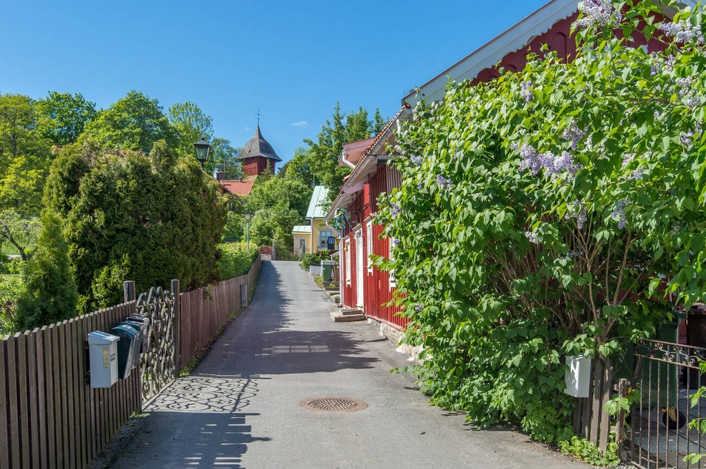  از این خیابان می‌توان به عنوان یکی از جذاب‌ترین و پر جنب و جوش‌ترین خیابان‌های استکهلم یاد کرد.
