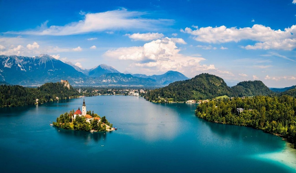 دریاچه بلد اسلوونی یکی از زیباترین و چشم‌اندازترین دریاچه‌های جهان است. این دریاچه در دل کوه‌های آلپ و در کشور اسلوونی قرار دارد