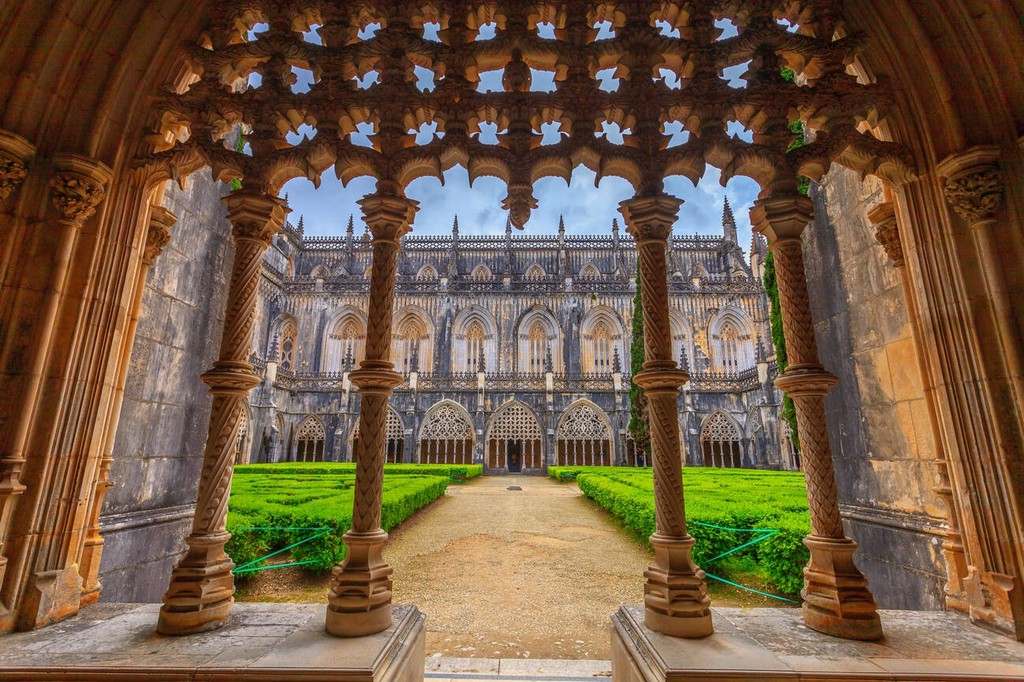 اصلی‌ترین ویژگی صومعه آلکوباکا، معماری گوتیک آن است که با عناصر مانوئلین (سبک مخصوص به پرتغال) آمیخته شده‌ است