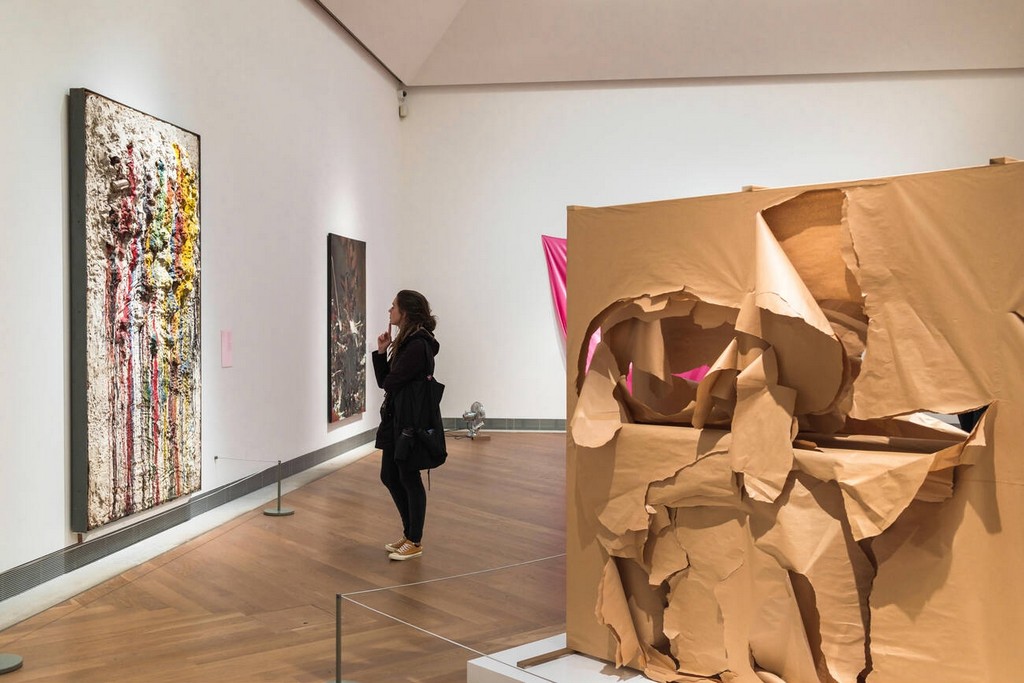 موزه هنر مدرن استکهلم میزبان نمایشگاه‌های دائمی و موقتی متعددی است که در طول سال مجموعه‌های متنوعی از آثار هنری اعم از نقاشی، مجسمه‌سازی، عکاسی و ویدئو آرت را به نمایش می‌گذارد.
