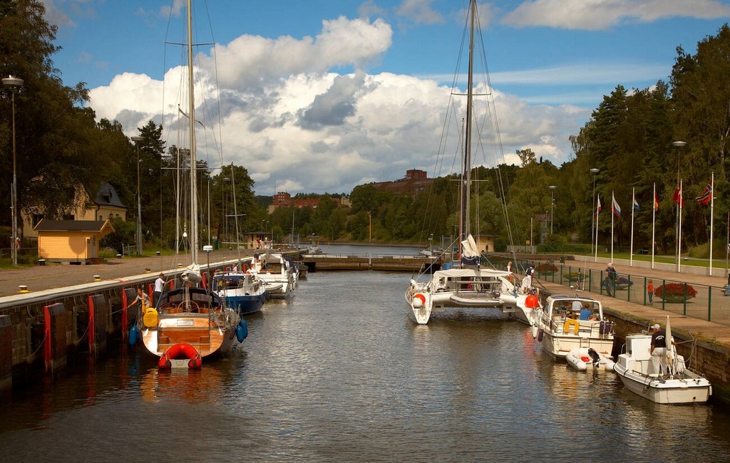  این دریاچه‌ی بزرگ که در غرب استکهلم قرار گرفته، مکانی عالی برای کسانی است که دوست دارند از زندگی شهری فاصله بگیرند و به دامان طبیعت پناه ببرند.