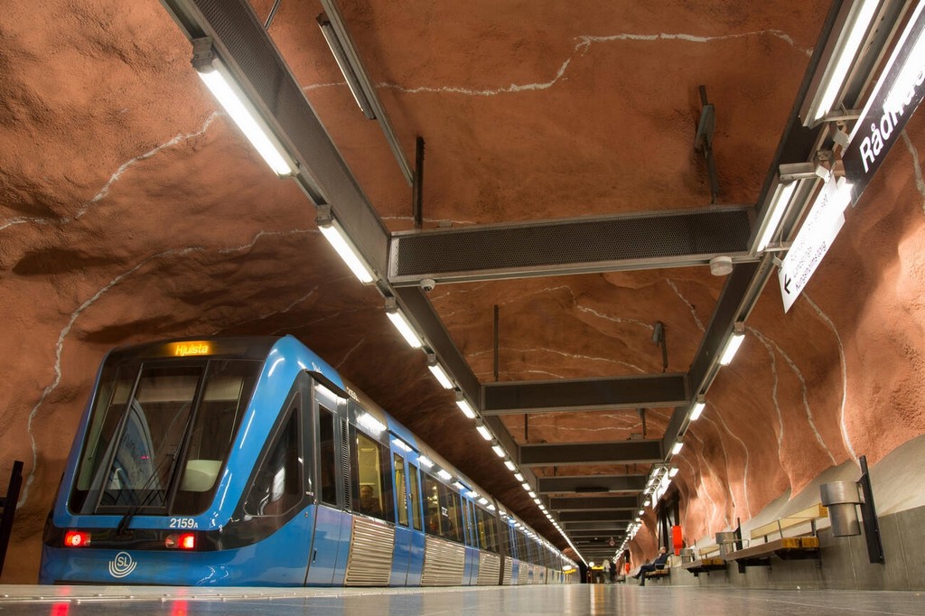 ایستگاه متروی رادهوست در استکهلم یکی از بزرگ‌ترین و مهم‌ترین ایستگاه‌های مترو در جهان است که به دلیل زیبایی‌های هنری و تاریخی‌اش مشهور شده است. این ایستگاه نه تنها یک ایستگاه حمل و نقل است بلکه به عنوان یک مرکز فرهنگی و هنری نیز عمل می‌کند.