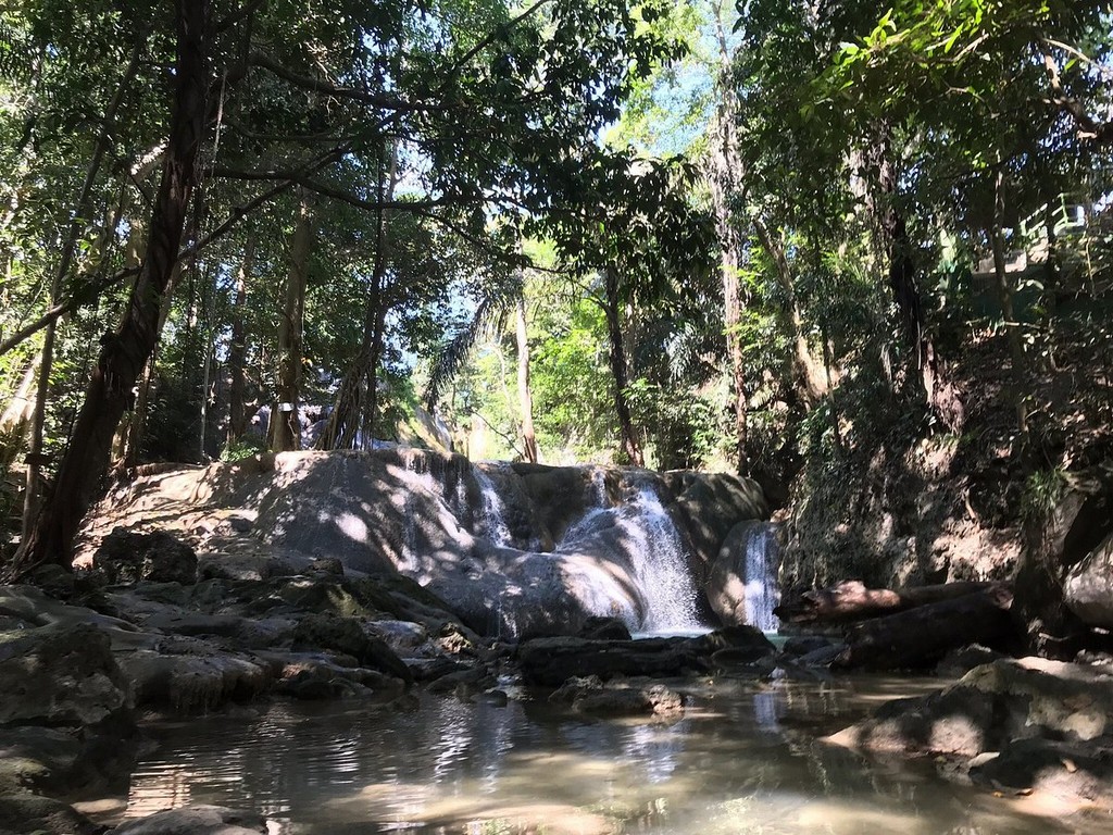 آبشار شوم ominous waterfall به دلیل وجود گونه‌های گیاهی و جانوری نادر و زیبایی‌های طبیعی‌اش، در معرض خطرات زیست‌محیطی قرار دارد.