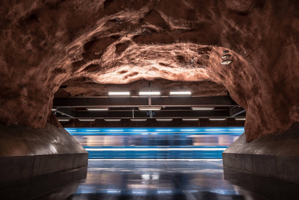 ایستگاه متروی رادهوست دارای بیش از ۱۰۰ اثر هنری است که توسط هنرمندان مختلف ساخته شده‌اند