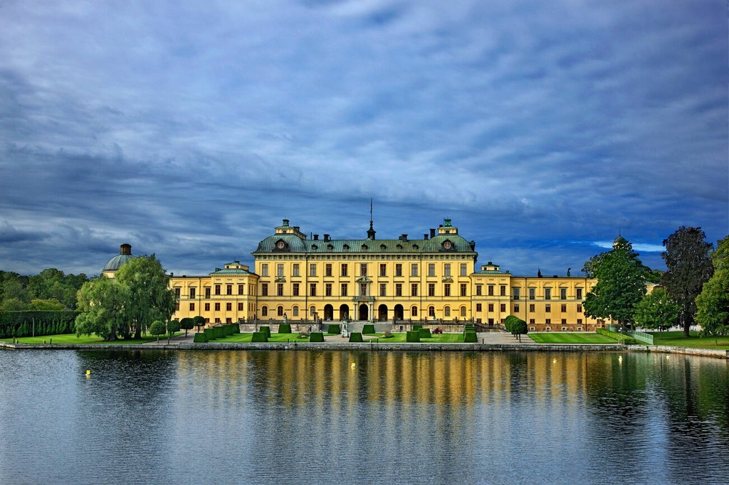 استکهلم، پایتخت کشور سوئد ، دارای بسیاری از جاذبه‌های دیدنی و تاریخی است که کاخ دروتنینگهلم یکی از آن‌ها می‌باشد