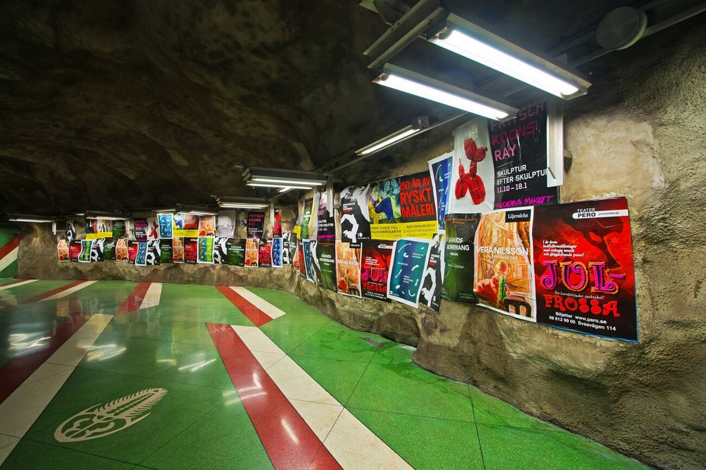  این ایستگاه که در سال ۱۹۷۷ افتتاح شد، به دلیل دیوارهای رنگارنگ و هنری خود شهرت دارد