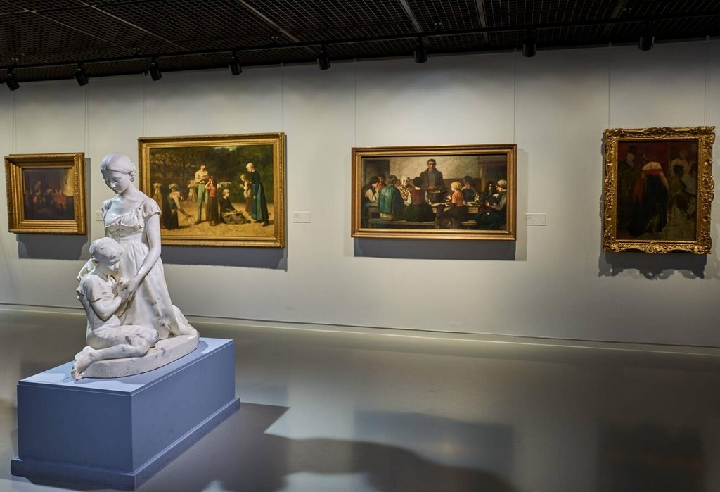 انری چارلیر از سال ۱۸۹۰ شروع به جمع‌آوری آثار هنری کرد و تا زمان مرگش در سال ۱۹۲۳، مجموعه‌ای بزرگ از آثار هنری اروپایی را جمع‌آوری کرده بود