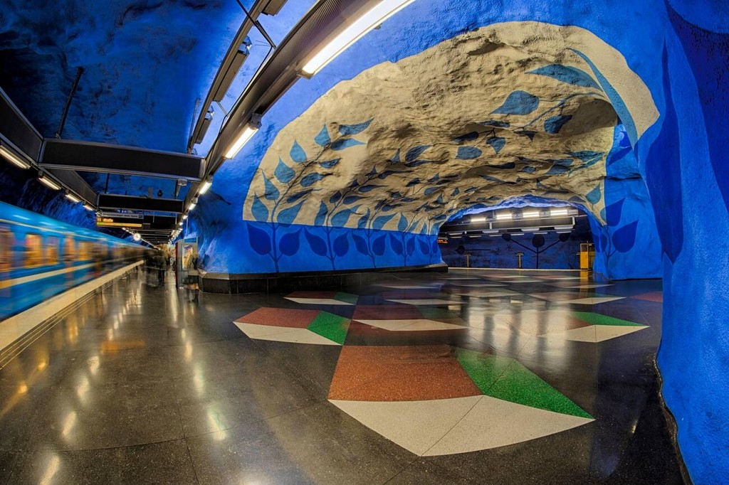 ایستگاه متروی مرکزی استکهلم دارای امکانات گوناگونی برای رفاه مسافران است. 
