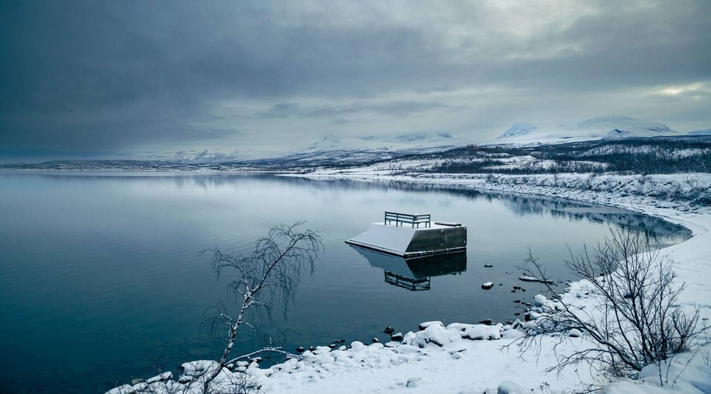 این دریاچه که در شمال کشور سوئد و در میان کوه‌های برفی و جنگل‌های انبوه قرار گرفته است، با آب‌های زلال و پاکیزه‌اش، فضایی بی‌نظیر برای علاقه‌مندان به طبیعت و تفریحات آبی فراهم می‌کند. 