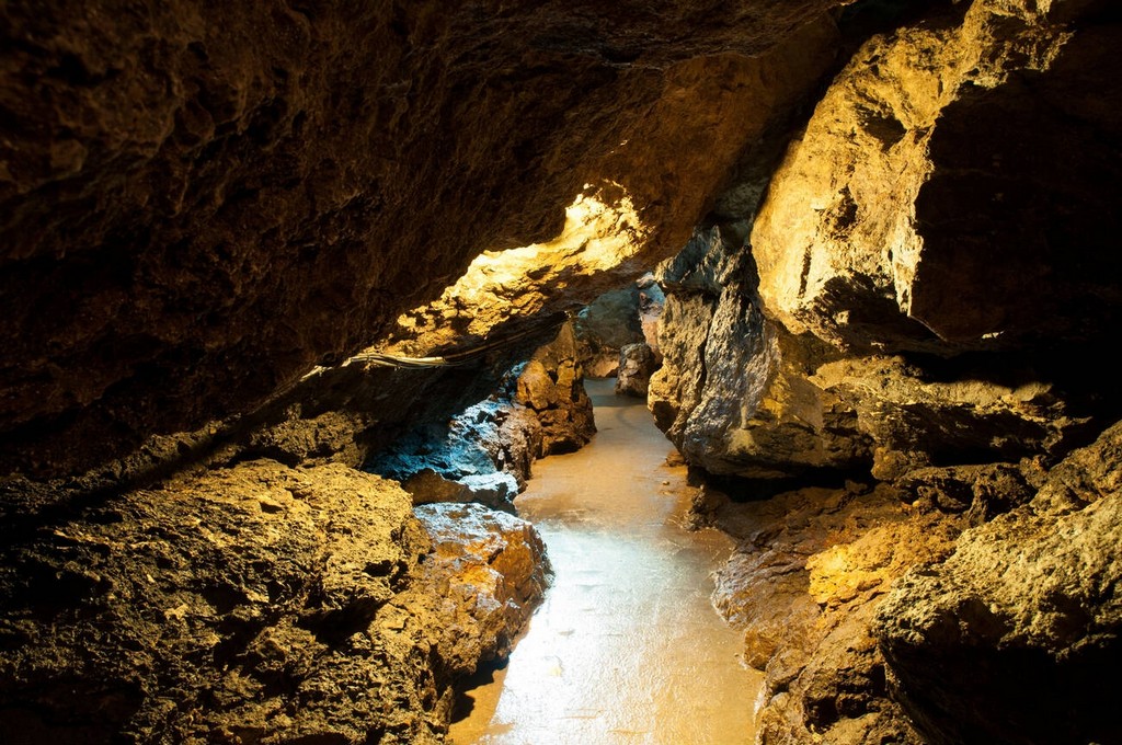 غار لوملوندا دارای چندین جاذبه‌ی طبیعی و تاریخی است که بازدیدکنندگان را به خود جلب می‌کند.