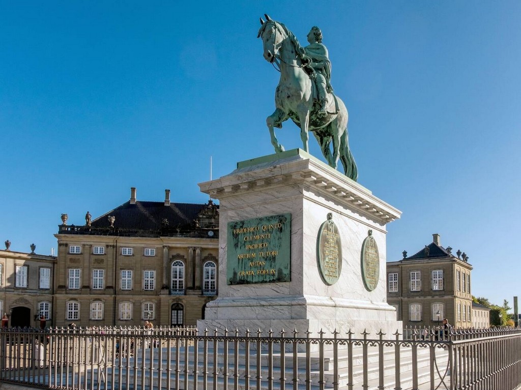 کاخ آمالین برگ یکی از مهم‌ترین جاذبه‌های گردشگری در دانمارک به شمار می‌رود.
