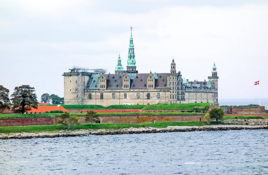 قلعه کرونبورگ یکی از زیباترین و معروف‌ترین قلعه‌های تاریخی در کشور دانمارک است که در شهر هلسینگور، درست در کنار تنگه‌ی اورسوند واقع شده است