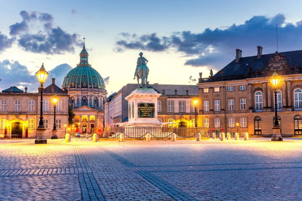 کاخ آمالین برگ در کشور دانمارک یکی از معروف‌ترین ساختمان‌های تاریخی و بازمانده از گذشته‌های دور می‌باشد.